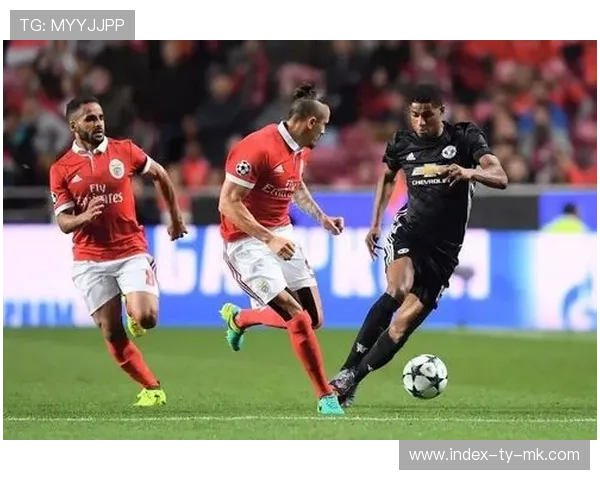 终场前布恩迪亚弧线球破门后，维拉公园的沸腾瞬间